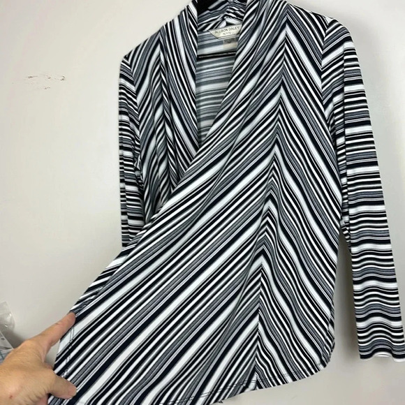 Allison Daley petite navy and white top. - Picture 4 of 4